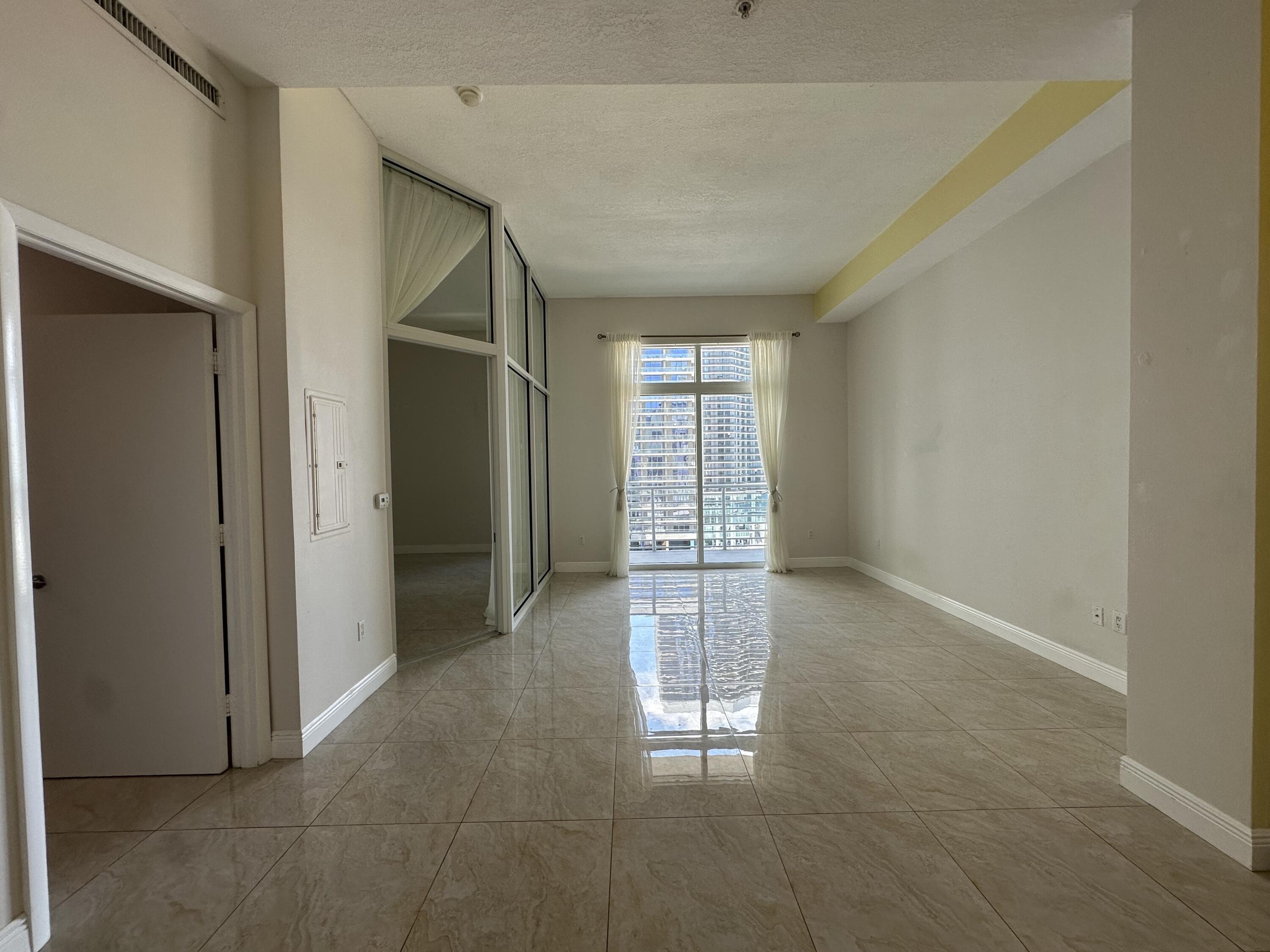 234 Northeast 3rd Street, Unit UPH06 Miami, FL 33132 - Photo 2 of 12 IMG_6231