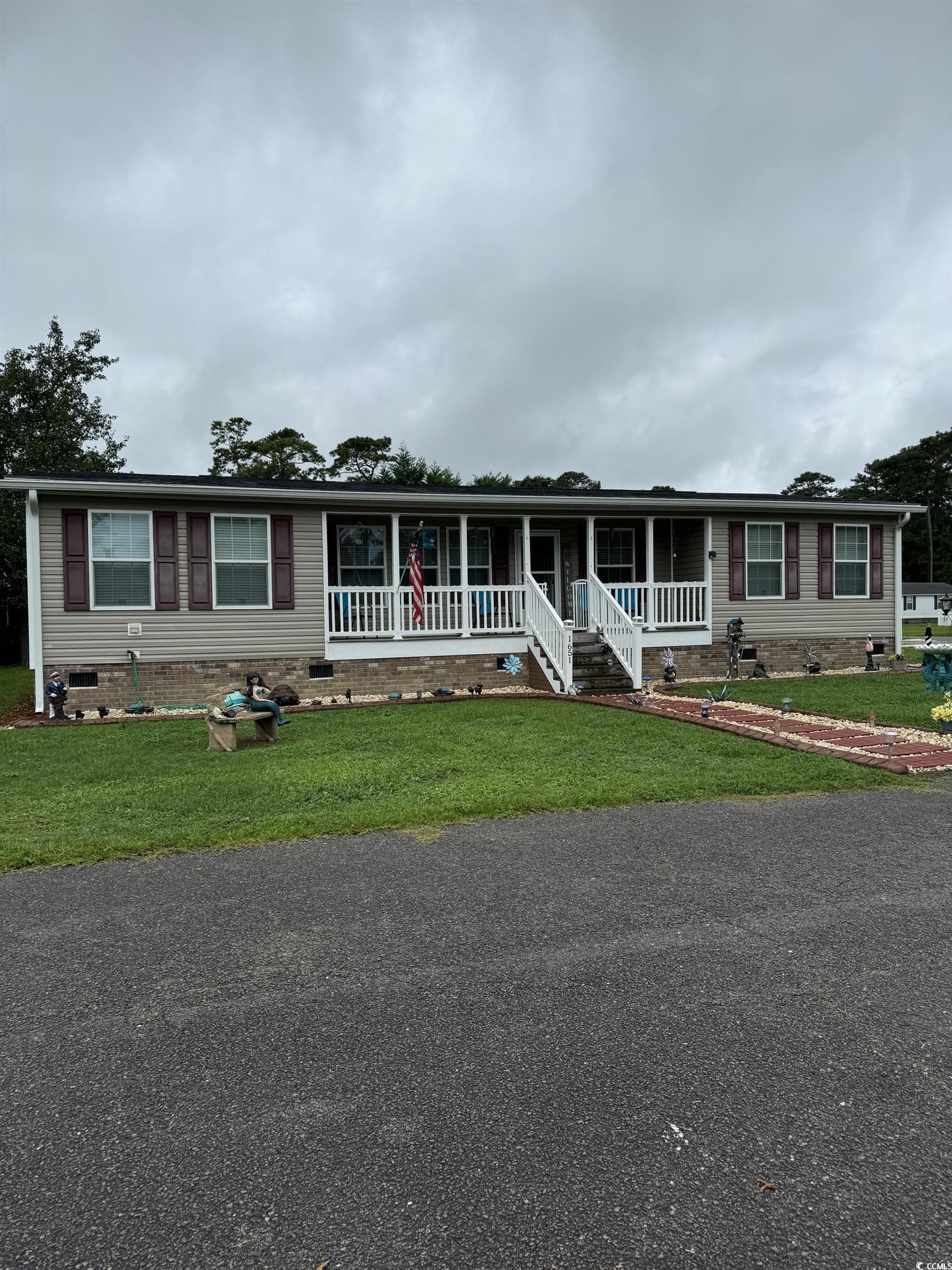 Ranch-style home with crawl space, covered porch, and a front yard