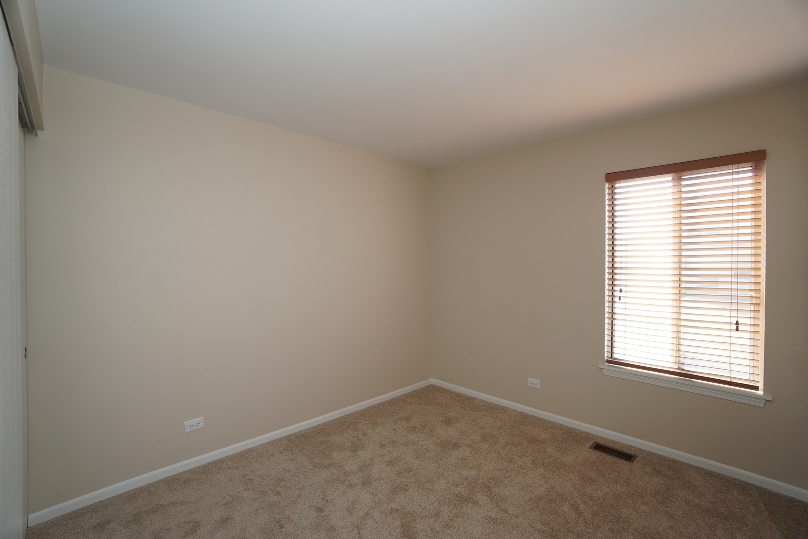 86 Bradford Lane Mundelein, IL 60060 - Photo 17 of 21 an empty room with a window