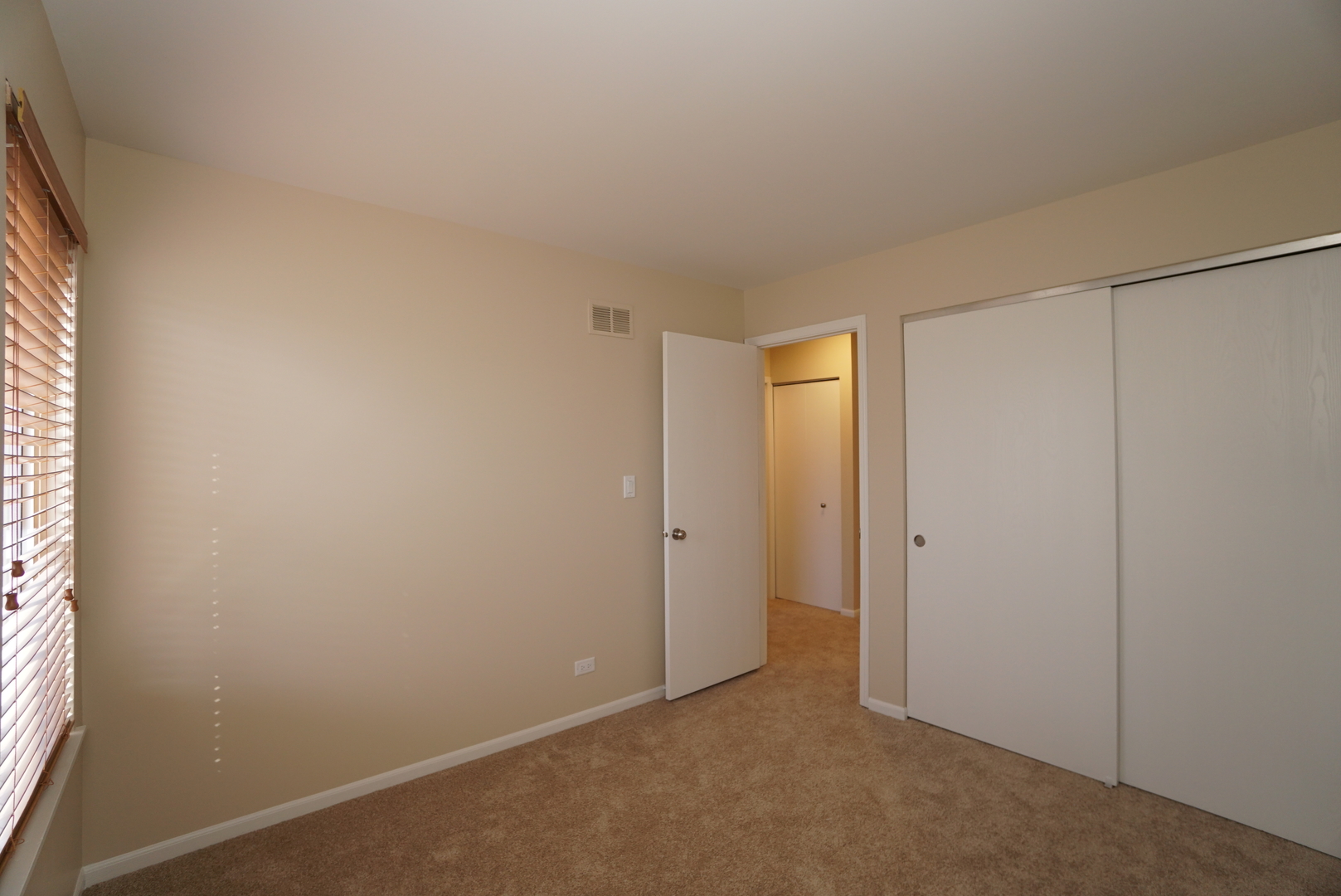 86 Bradford Lane Mundelein, IL 60060 - Photo 18 of 21 a view of an empty room
