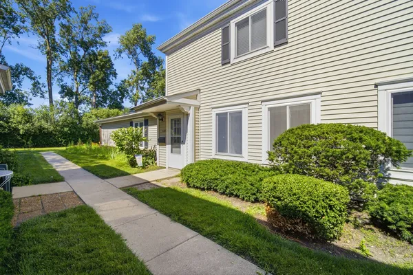 $2,200 | 1180 Cove Drive, Unit 152B, Prospect Heights, IL 60070