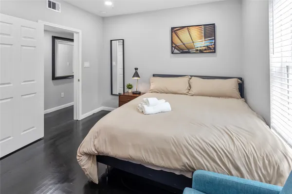 $3,000 | 2824 Blodgett Street, Houston, TX 77004