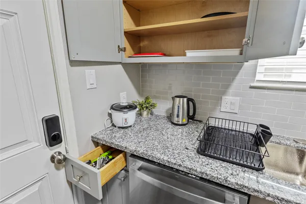 $3,000 | 2824 Blodgett Street, Houston, TX 77004