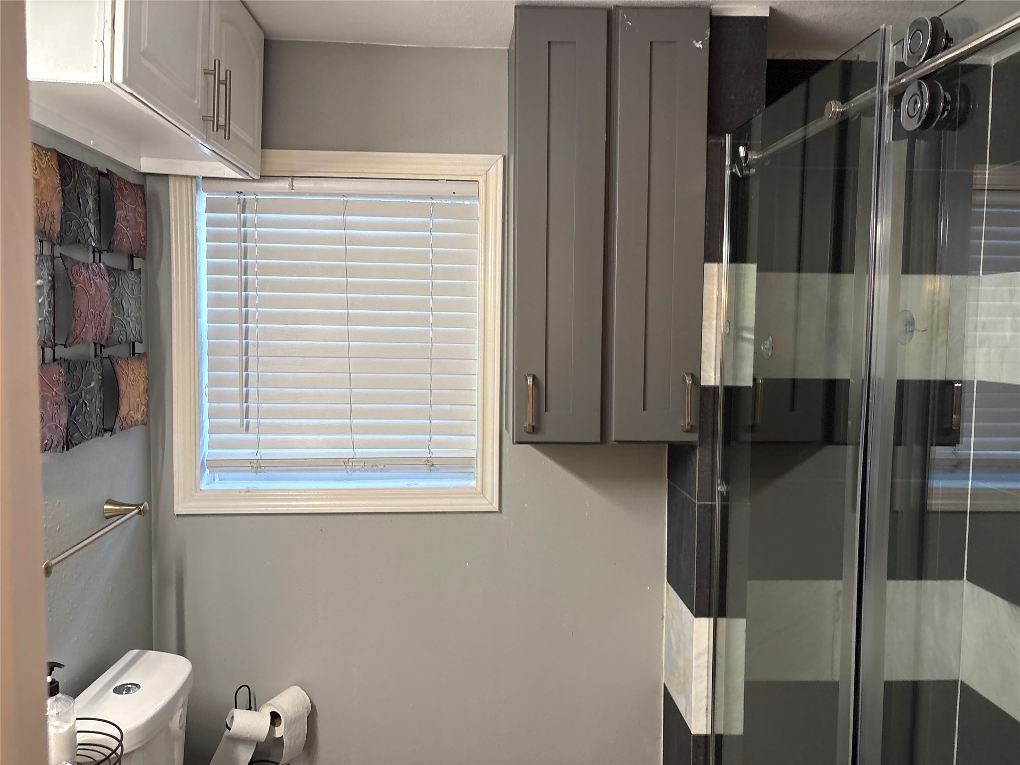 2201 Nettleton Street Houston, TX 77004 - Photo 12 of 21 a view of walk in closet