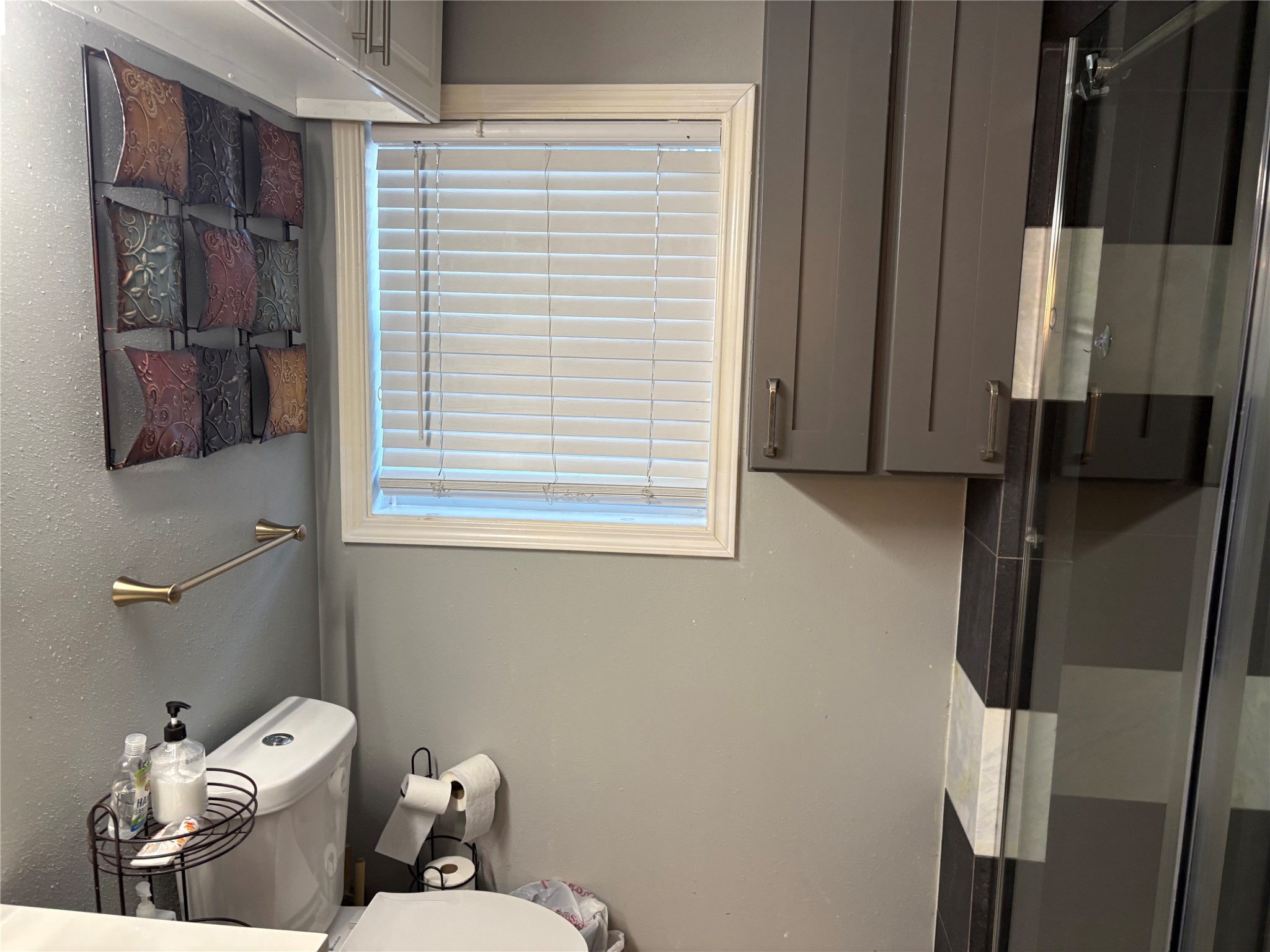 2201 Nettleton Street Houston, TX 77004 - Photo 19 of 21 a bathroom with a toilet and a sink