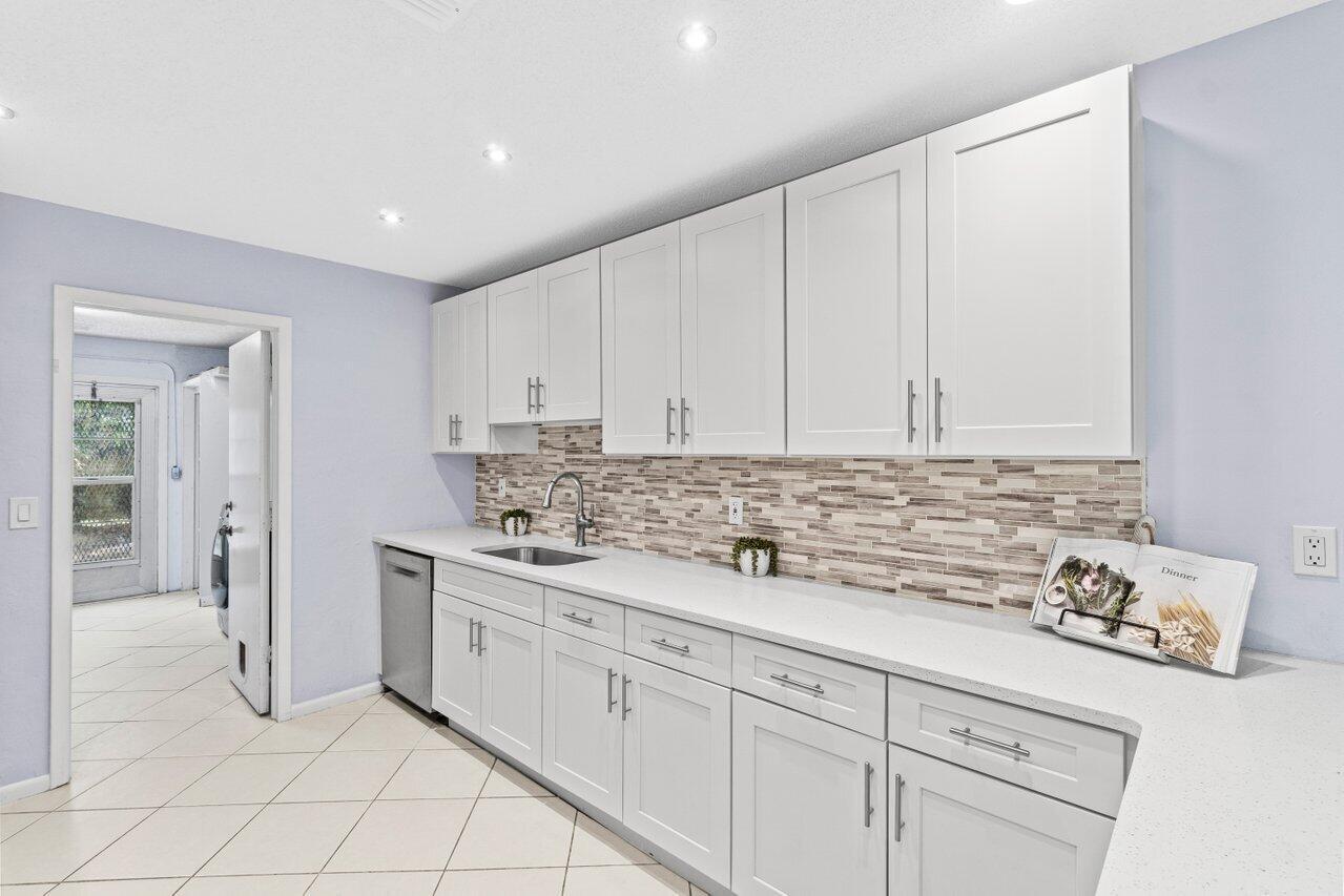 3187 Buccaneer Road Lake Worth, FL 33462 - Photo 13 of 40 013-3187BuccaneerRoad-LakeWorth-FL-33462