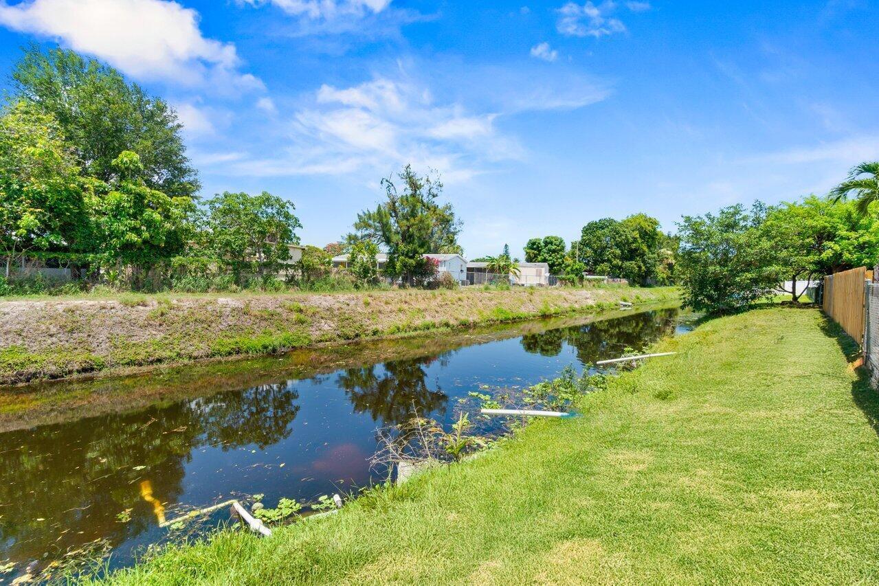 3187 Buccaneer Road Lake Worth, FL 33462 - Photo 3 of 40 039-3187BuccaneerRoad-LakeWorth-FL-33462