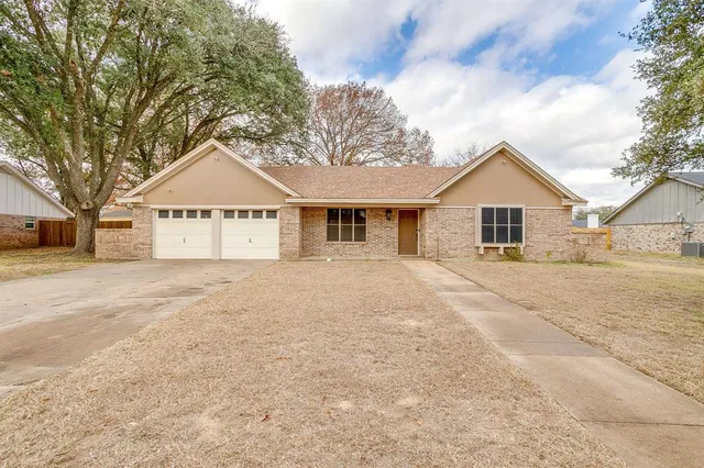 $335,000 | 1114 Willow Creek Road, Cleburne, TX 76033
