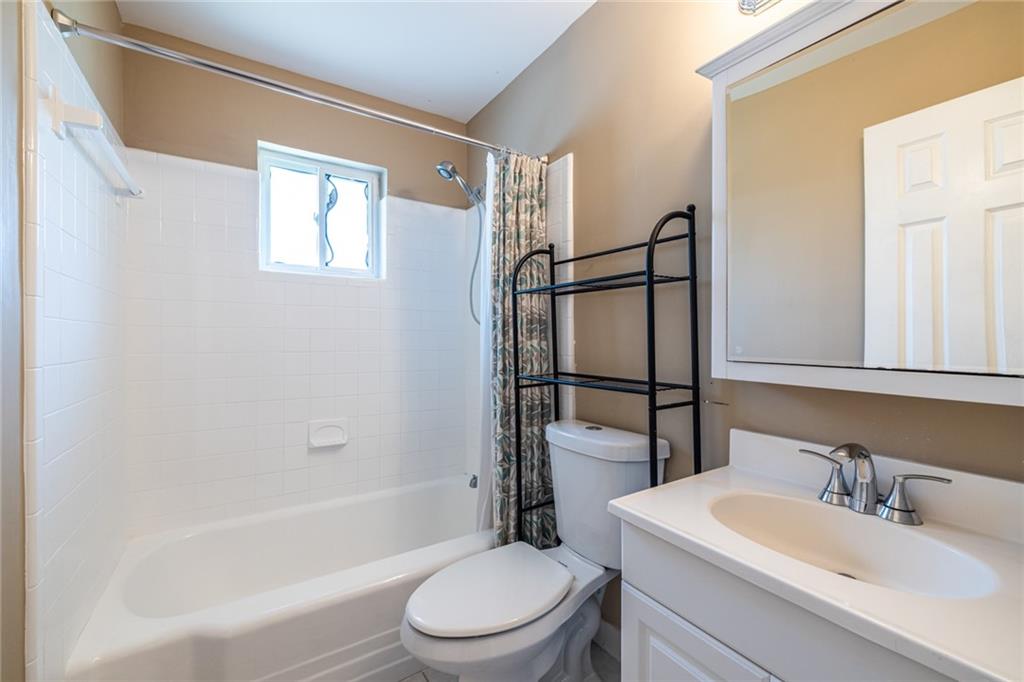 263 Jefferson Place, Unit 31 Decatur, GA 30030 - Photo 16 of 27 a bathroom with a toilet a sink and a bathtub