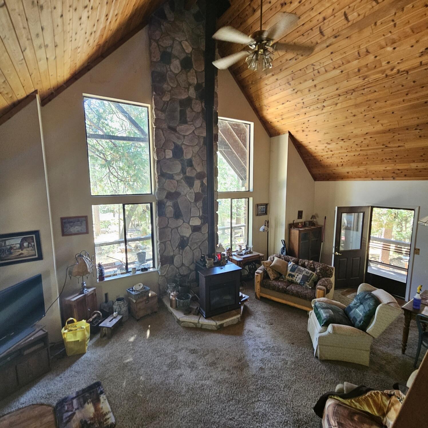 17204 Phillips Road Oak Run, CA 96069 - Photo 3 of 26 Living Room