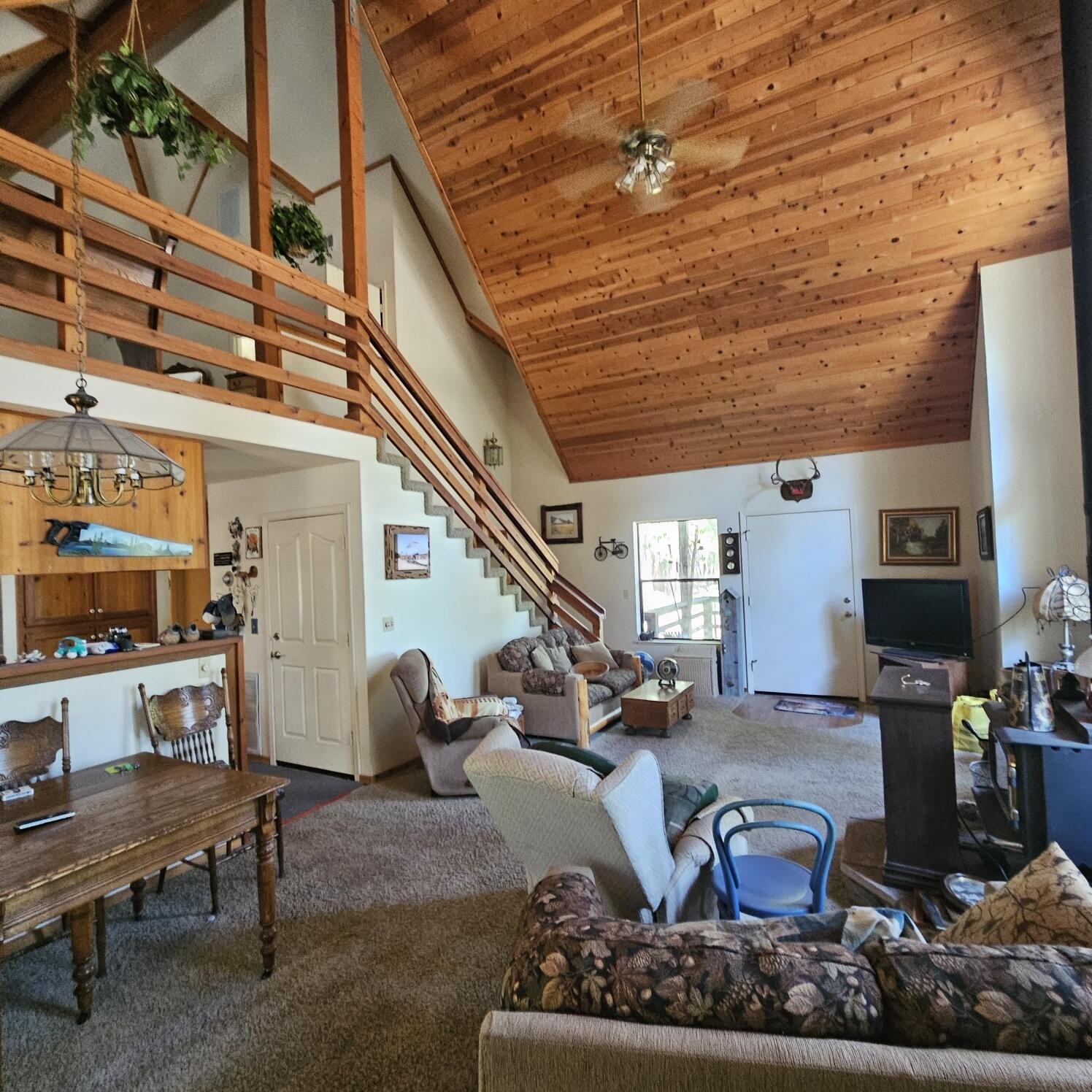 17204 Phillips Road Oak Run, CA 96069 - Photo 4 of 26 Living Room