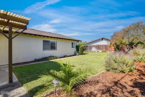 a view of yard with green space