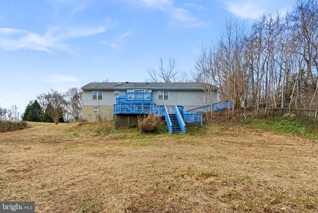 a view of a house with a backyard