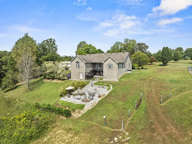$924,900 | 1103 Johnny Spears Road, Westmoreland, TN 37186