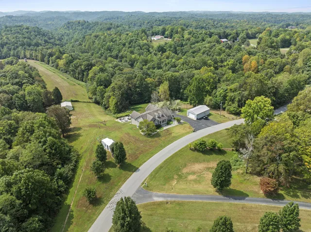 $924,900 | 1103 Johnny Spears Road, Westmoreland, TN 37186