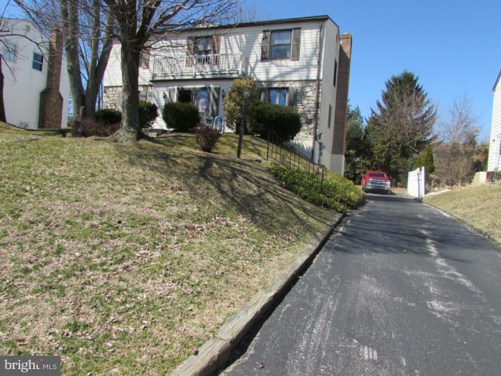 132 Grandview Road Springfield, PA 19064 - Photo 3 of 20 Driveway