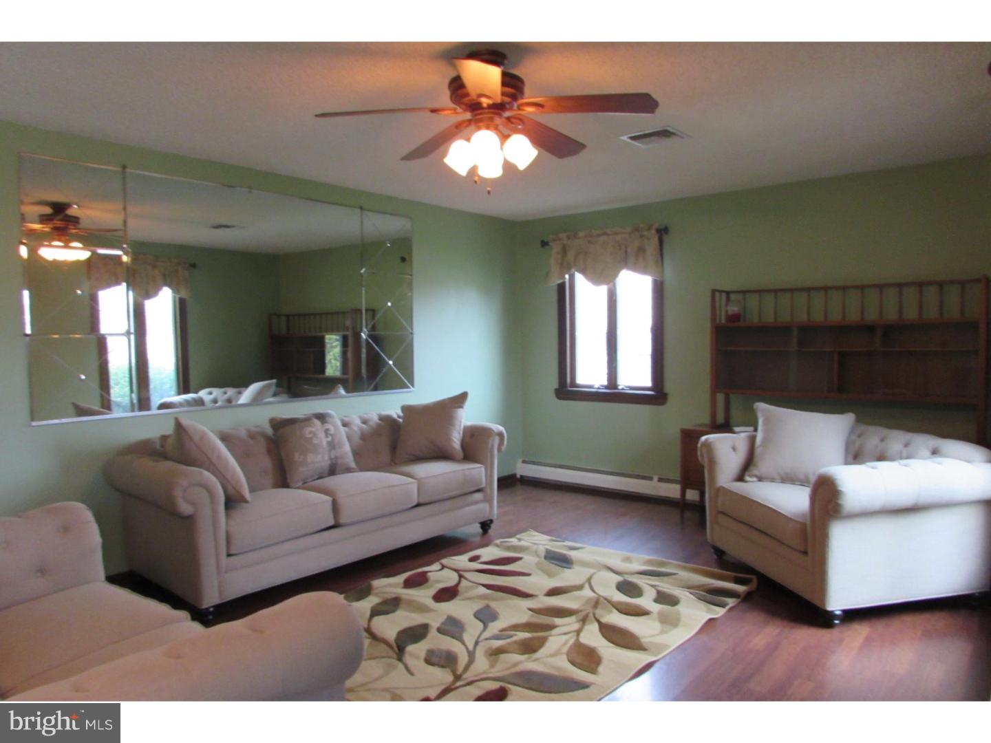 132 Grandview Road Springfield, PA 19064 - Photo 4 of 20 Living Room