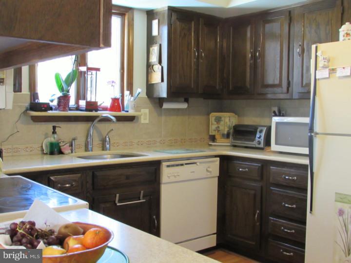 132 Grandview Road Springfield, PA 19064 - Photo 8 of 20 Kitchen