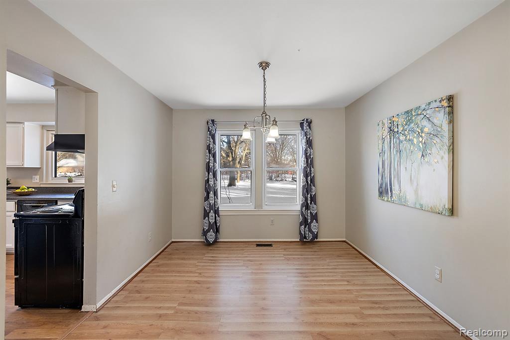 28696 Roxbury Street Farmington Hills, MI 48331 - Photo 10 of 55
