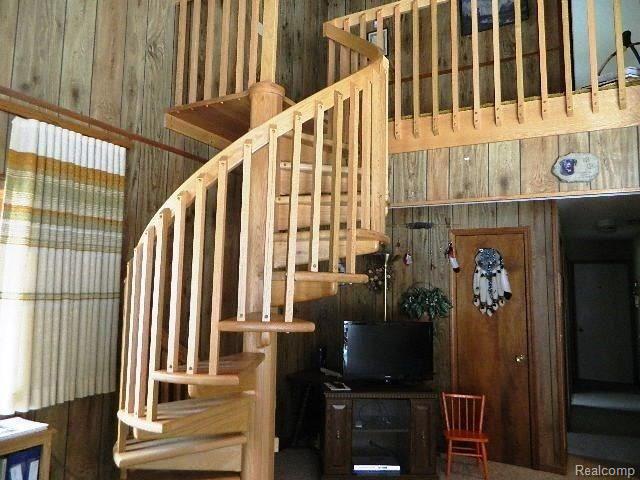 2420 Lannen Road Howell, MI 48855 - Photo 11 of 21 11-GRT RM STAIRCASE.JPG