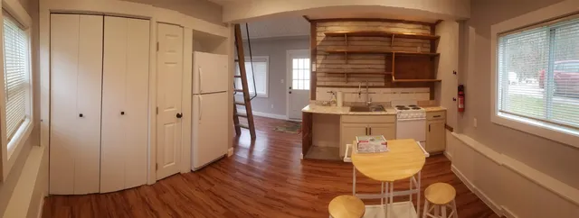 $1,700 | 11 Dana Avenue, Unit APARTMENT 1, Kittery, ME 03904