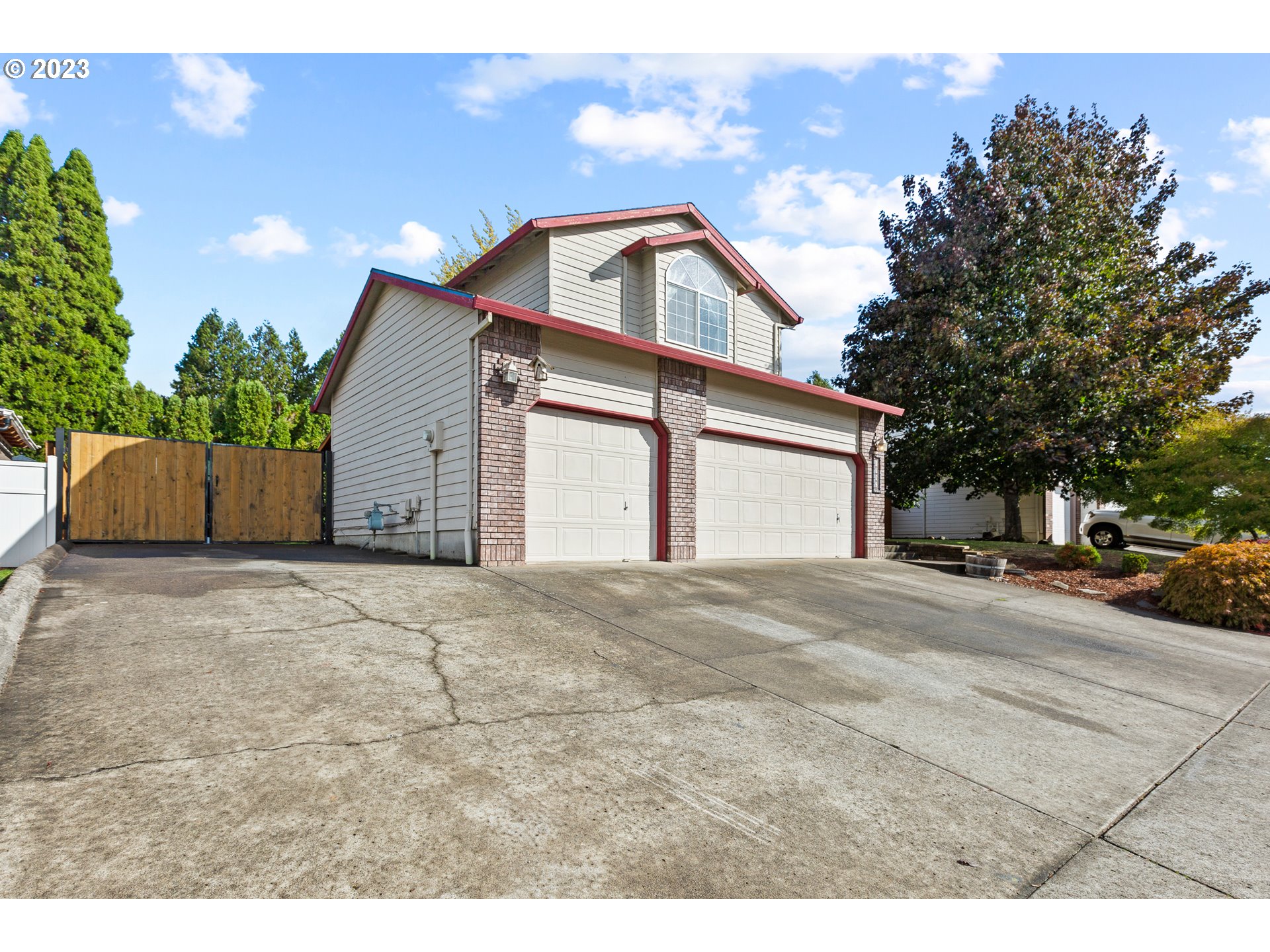 3659 Southeast 10th Street Gresham, OR 97080 - Photo 2 of 34 a view of garage and yard