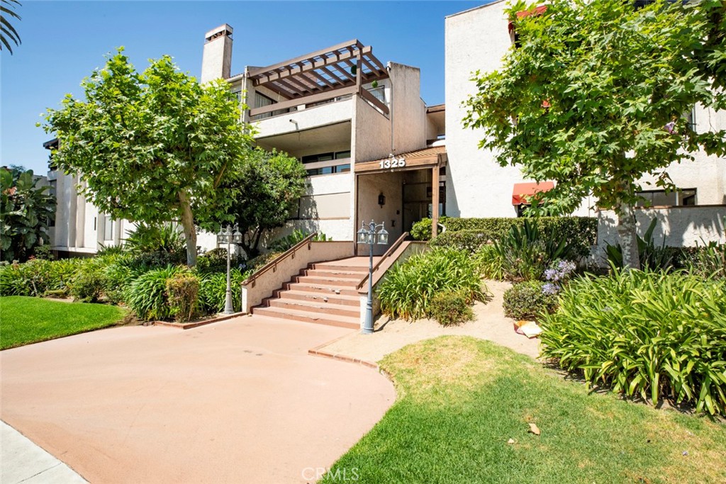 1325 Valley View Road, Unit 301 Glendale, CA 91202 - Photo 2 of 43