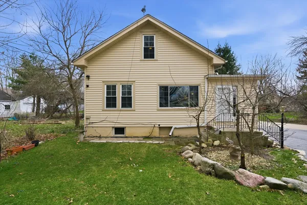 $349,900 | 305 Circle Road, Fox River Grove, IL 60021