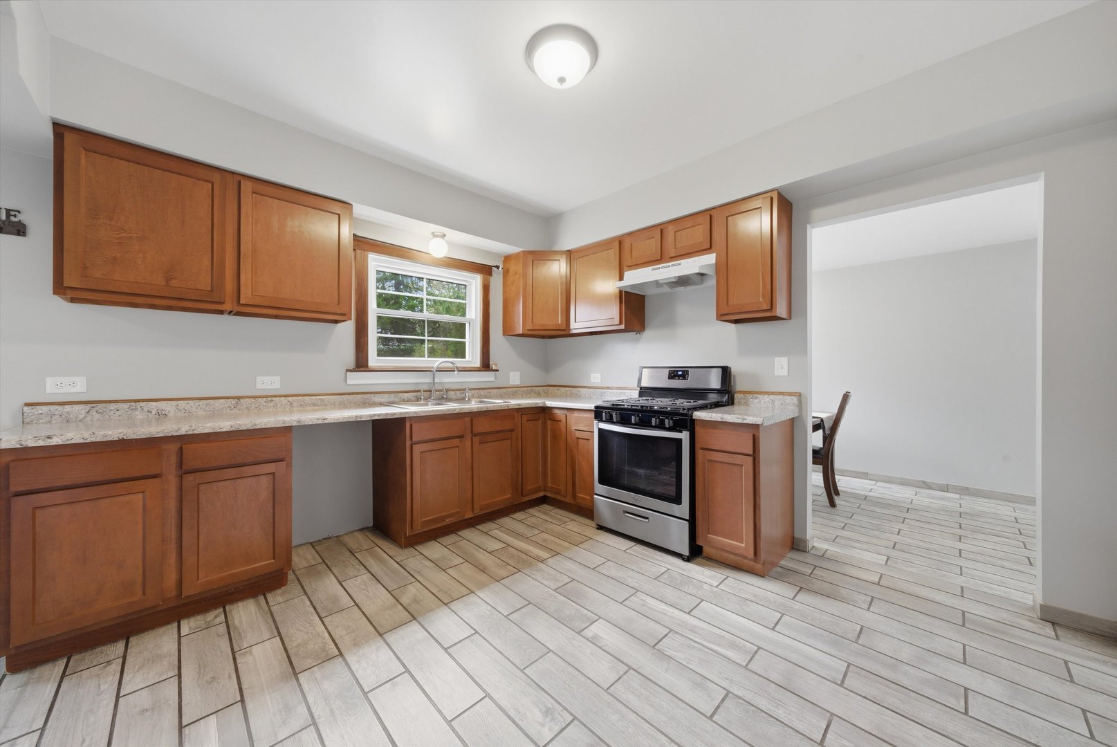 305 Circle Road Fox River Grove, IL 60021 - Photo 2 of 31
