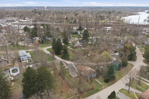 $349,900 | 305 Circle Road, Fox River Grove, IL 60021