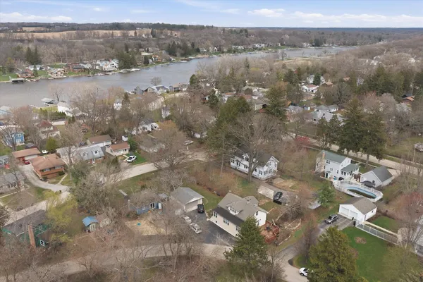 $349,900 | 305 Circle Road, Fox River Grove, IL 60021