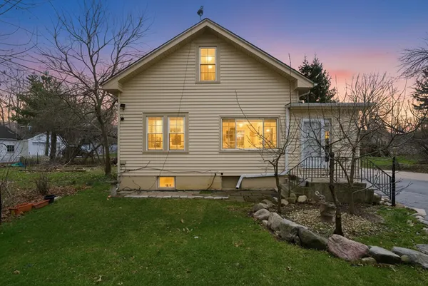 $349,900 | 305 Circle Road, Fox River Grove, IL 60021