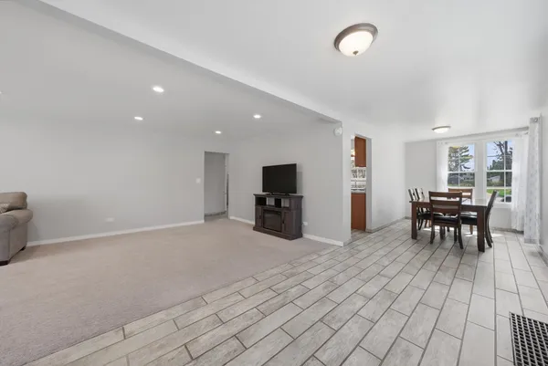 $349,900 | 305 Circle Road, Fox River Grove, IL 60021