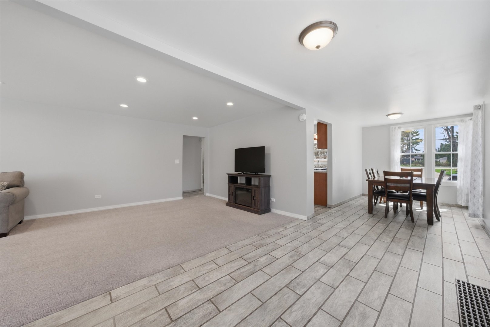 305 Circle Road Fox River Grove, IL 60021 - Photo 3 of 31