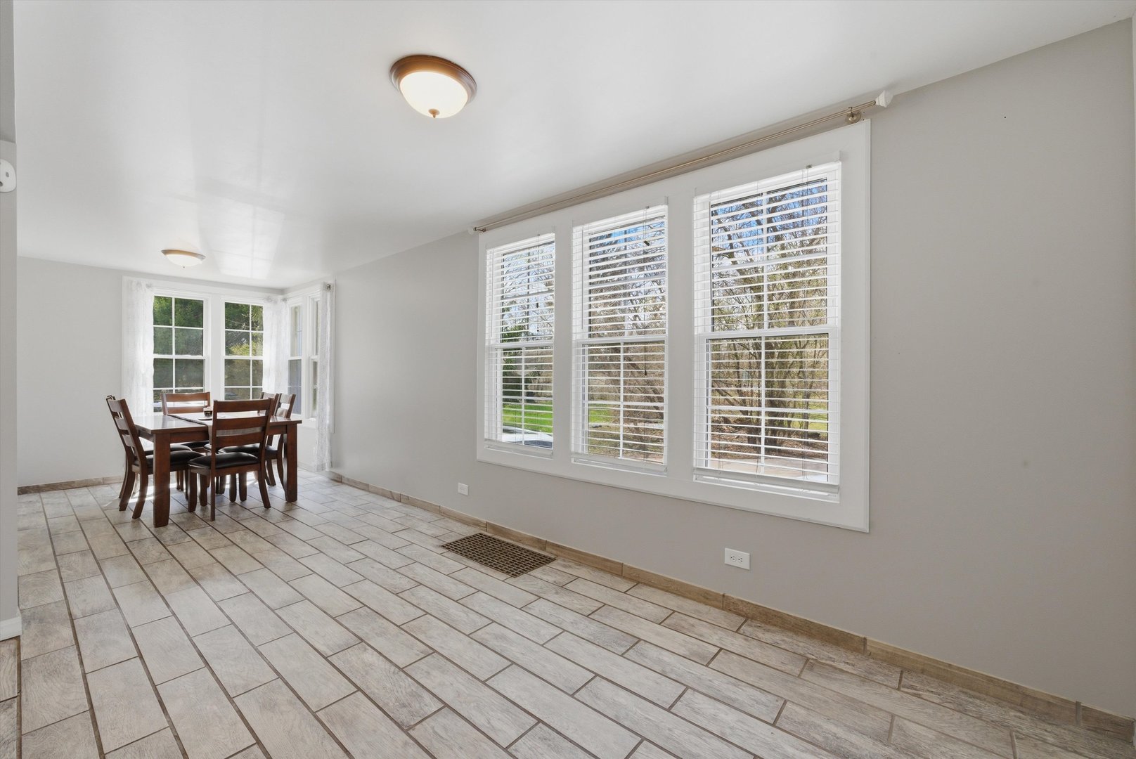 305 Circle Road Fox River Grove, IL 60021 - Photo 6 of 31