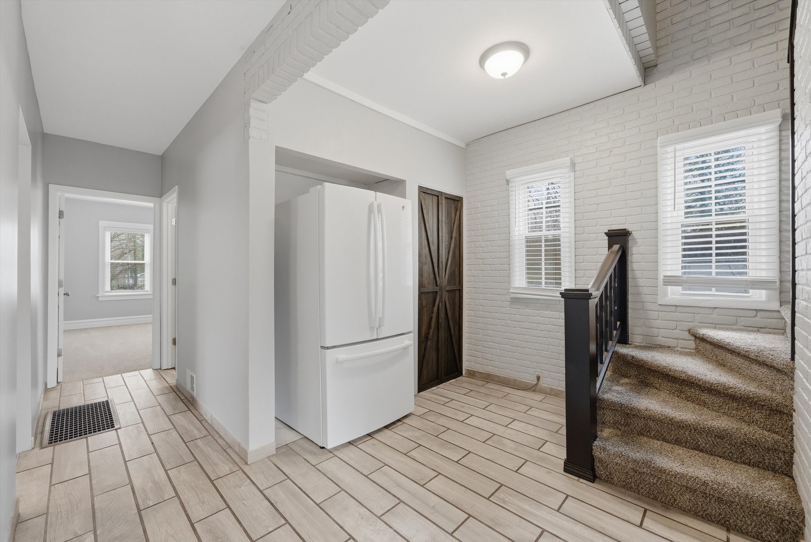 305 Circle Road Fox River Grove, IL 60021 - Photo 8 of 31