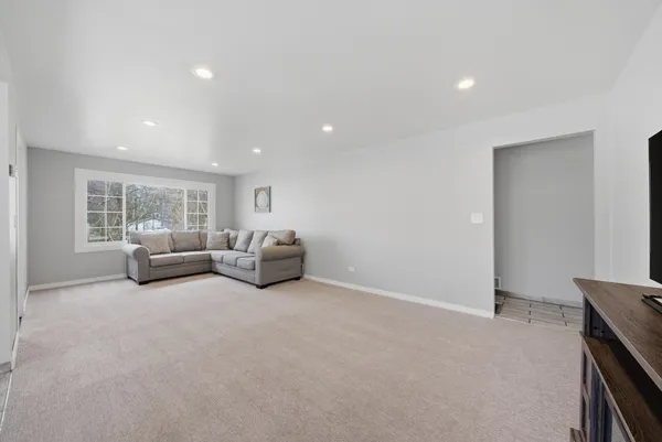 $349,900 | 305 Circle Road, Fox River Grove, IL 60021