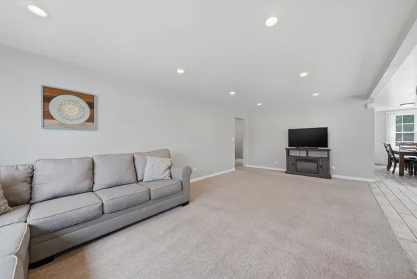 $349,900 | 305 Circle Road, Fox River Grove, IL 60021