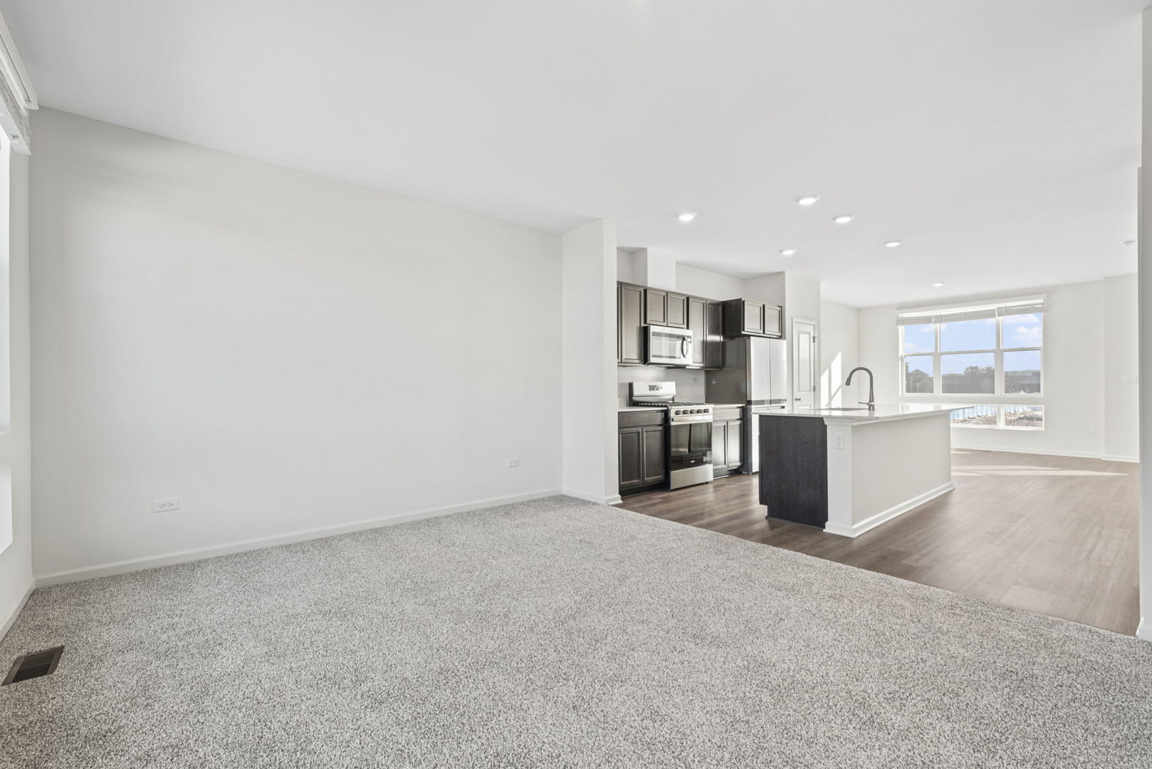 338 Summit Circle Lombard, IL 60148 - Photo 5 of 24