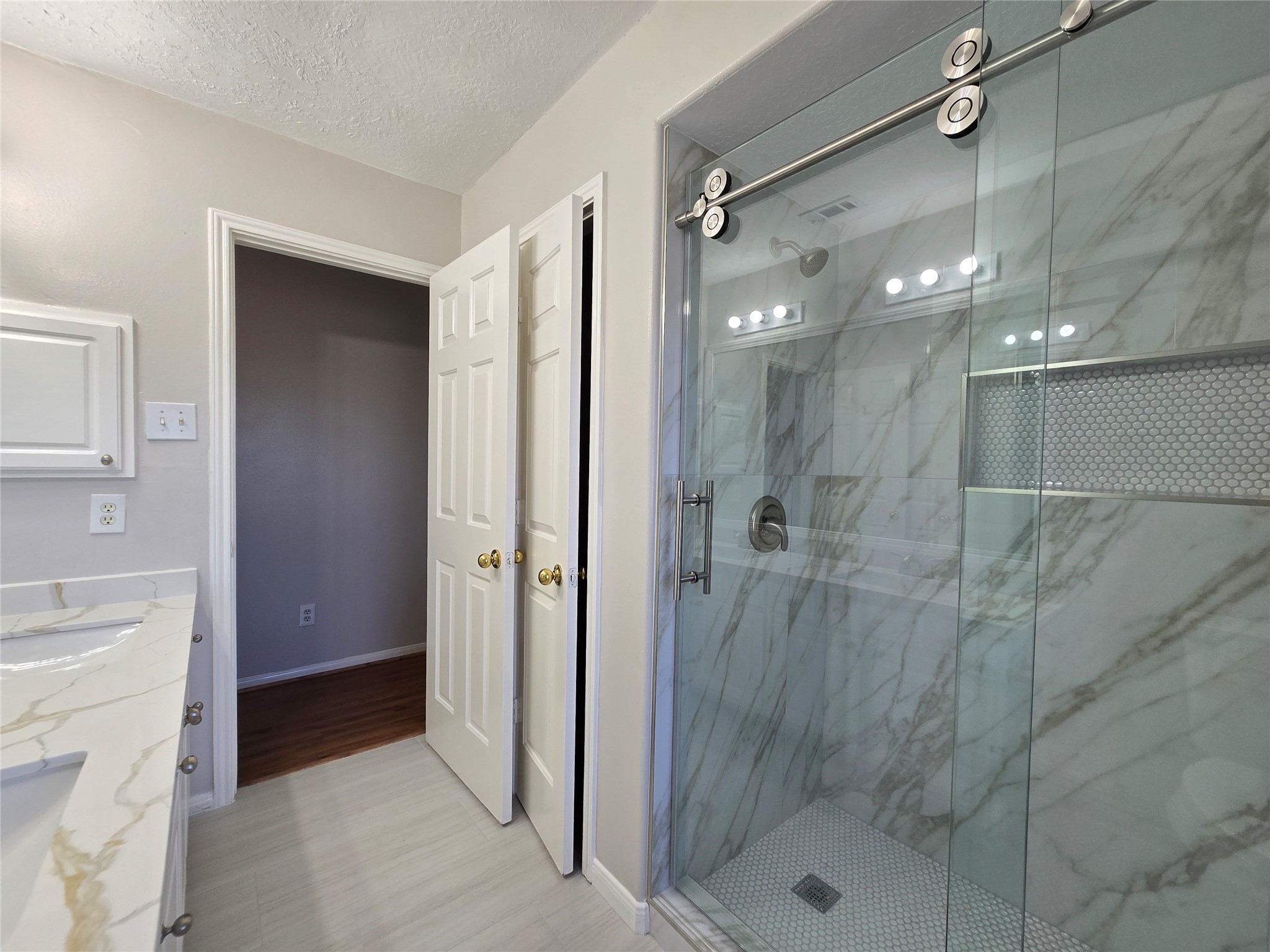 18819 Harbor Key Circle Houston, TX 77084 - Photo 27 of 33 a bathroom with a shower