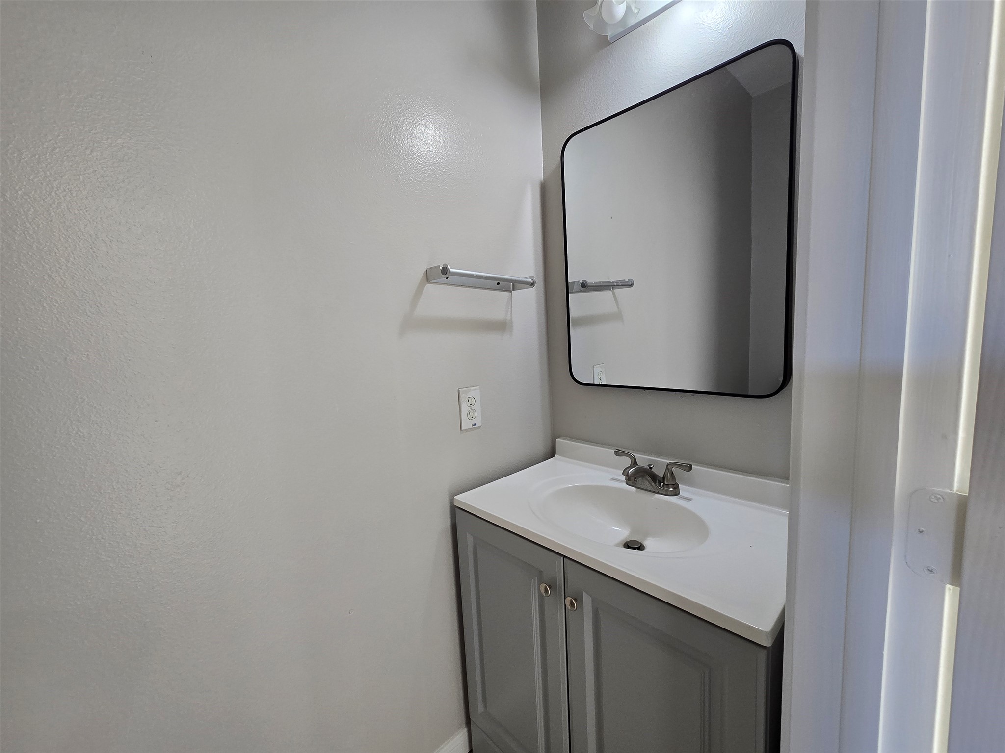 18819 Harbor Key Circle Houston, TX 77084 - Photo 6 of 33 a bathroom with a sink and a mirror
