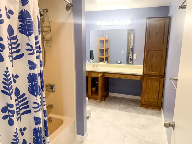 $2,200 | 51 1/2 Hatfield Street, Unit 6, Northampton, MA 01060