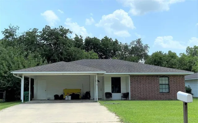 a view of a yard in front of house