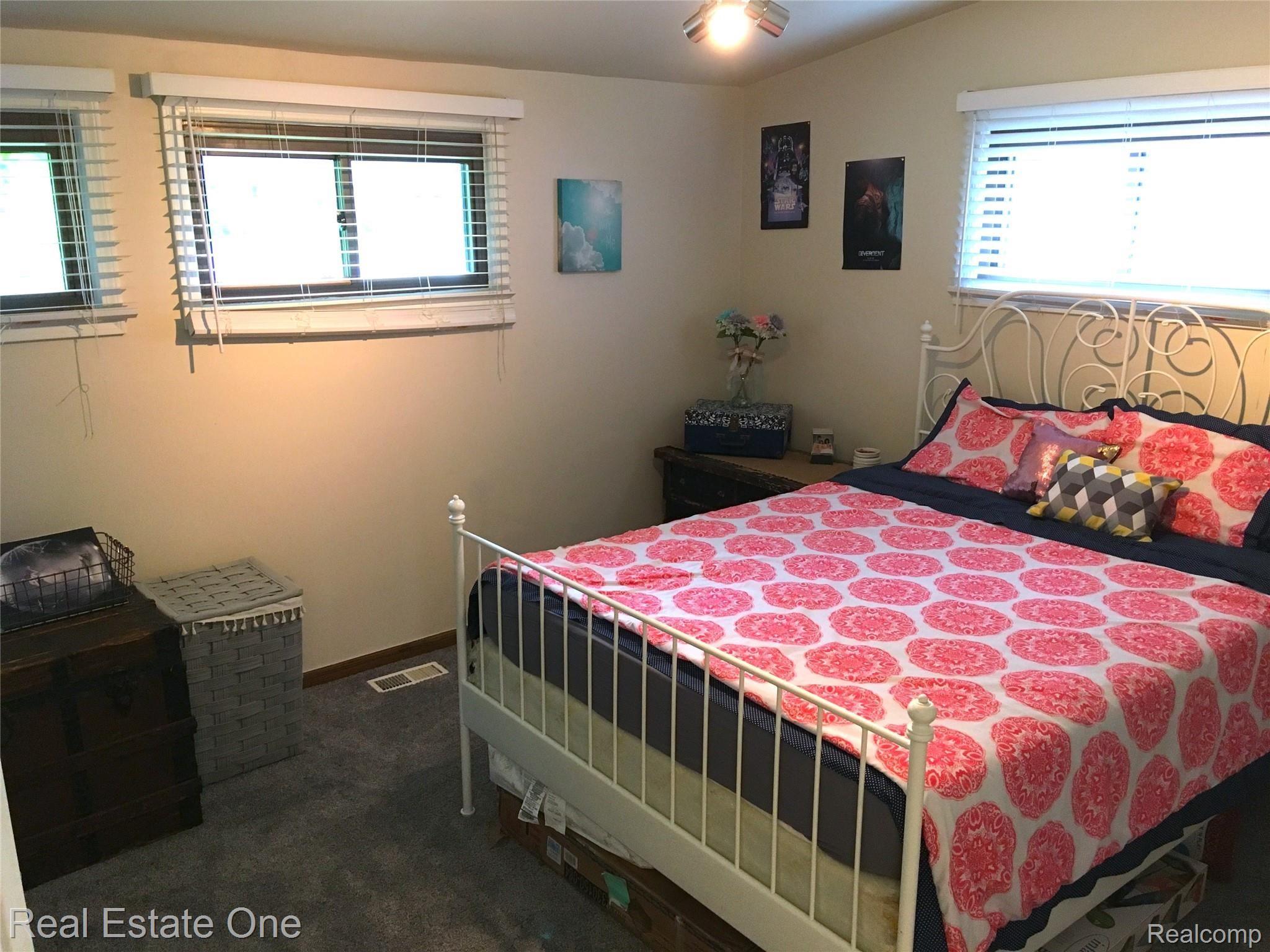 9047 Merriman Road Livonia, MI 48150 - Photo 13 of 22 IMG_4667.jpeg