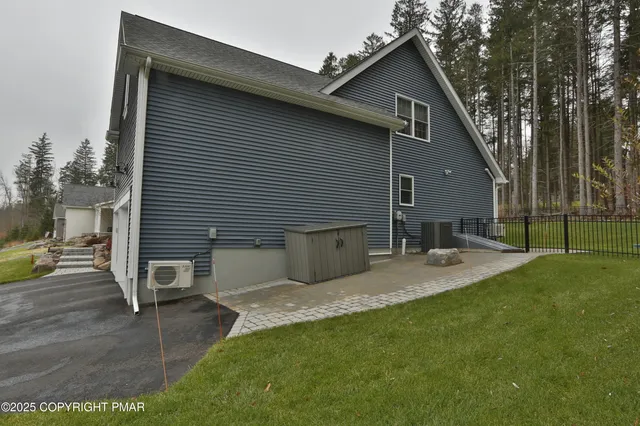 $745,000 | 142 Lexington Lane, Blakeslee, PA 18610