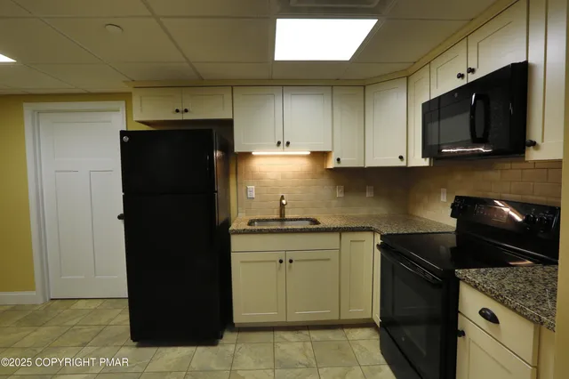 $745,000 | 142 Lexington Lane, Blakeslee, PA 18610