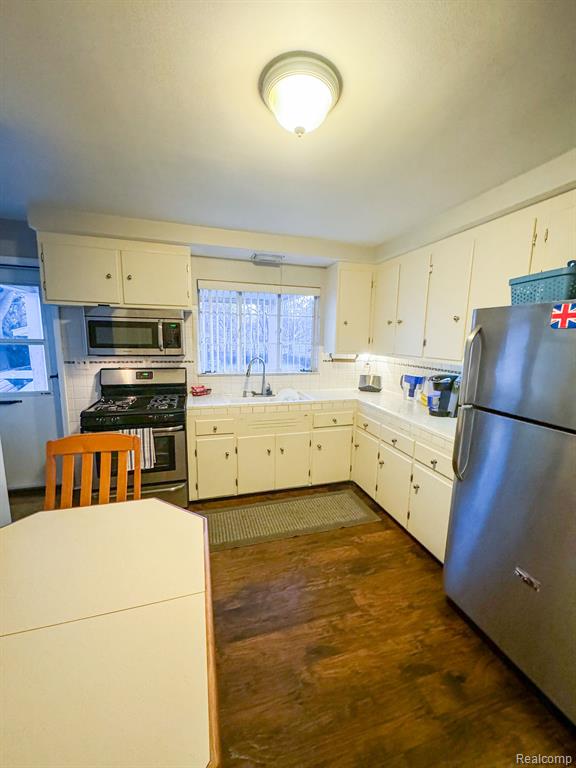 15022 Charles R Avenue Eastpointe, MI 48021 - Photo 5 of 18