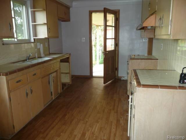 8544 Dale Center Line, MI 48015 - Photo 5 of 10 6.jpg