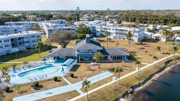 $134,900 | 2300 Park Lane, Unit 203, Hollywood, FL 33021