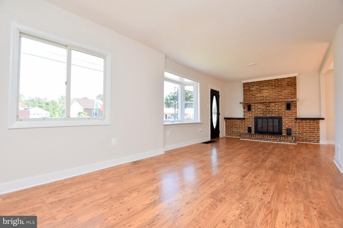 512 Bem Street Riverside, NJ 08075 - Photo 11 of 32 Living Room